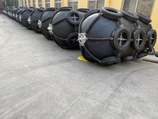 Protección de embarcaciones con guardabarros de caucho inflable y materiales de tejido de cordón de neumático empapado