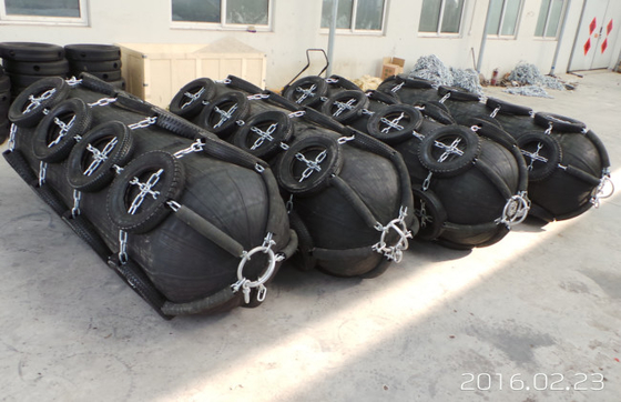 Accesorios de goma neumáticos de la galvanización de la inmersión caliente de las defensas del barco submarino de la defensa ISO17357