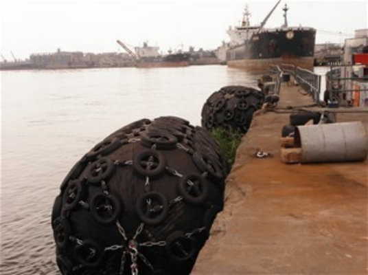 Nave que flota la red de cadena negra del neumático de las defensas ISO 17357 de goma neumáticos Yokohama