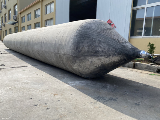 Buque que levanta los airbagues subacuáticos que atracan el muelle móvil del barco del termómetro