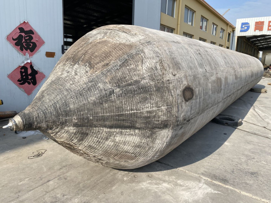 Atracar el saco hinchable de goma de la nave