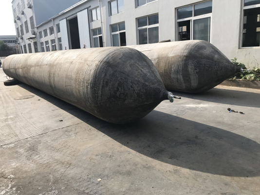Buque que levanta los airbagues subacuáticos que atracan el muelle móvil del barco del termómetro
