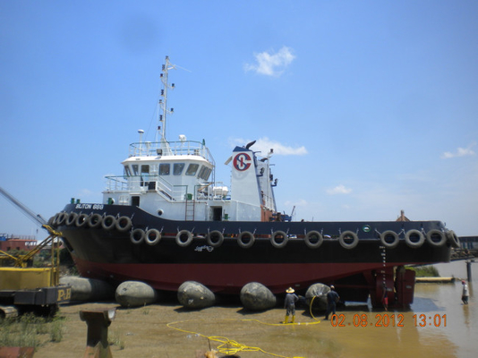 El caucho de envío infla los sacos hinchables de lanzamiento de la gabarra del barco que atracan la elevación