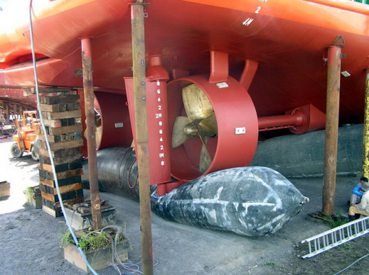 Atracar el saco hinchable de goma de la nave