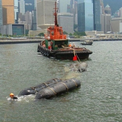 Debajo de los airbagues negros de desencalladura de la recuperación del barco de goma de los sacos hinchables del salvamento del barco del agua