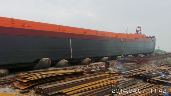 Barco que levanta los sacos hinchables de goma inflables de la nave que atracan